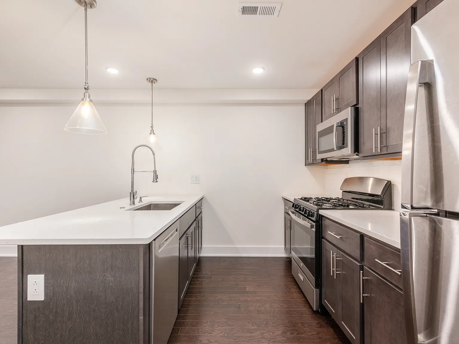 3 bed, 1668 sqft, $2,100 — Photo 4