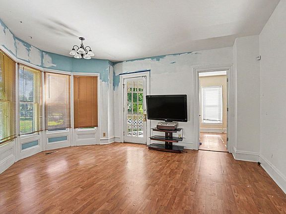 3rd image of 34 Poplar St