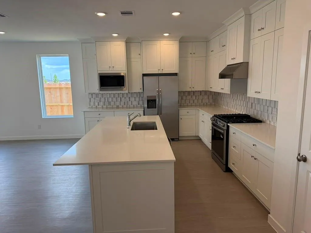 3 bed, 2.0 bath, $2,500 — Photo 4
