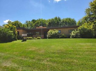 5406 Hilltop Dr NE, Magnolia, OH 44643