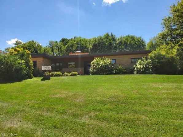 5406 Hilltop Dr NE, Magnolia, OH 44643