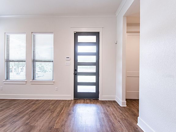 4th image of 304 Walton Dr