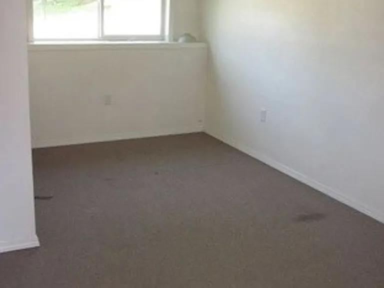 530 W C St — Photo 3