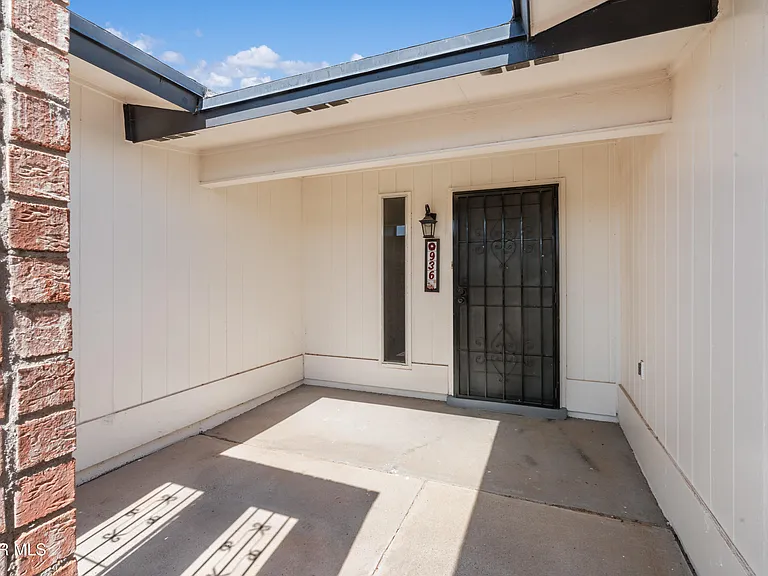 936 Oneida Dr — Photo 2