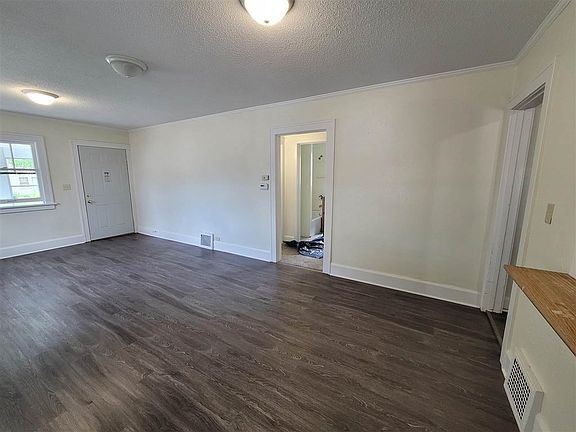 2nd image of 3014 Custer Ave