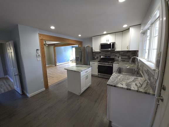 SS appliances, gas cooktop, granite countertops