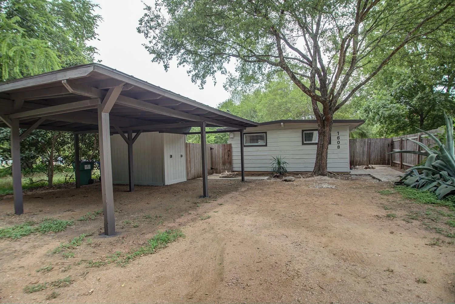 2 bed, 1.0 bath, 800 sqft, $1,695 — Photo 2