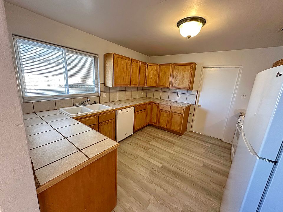 2620MarbleNW-8_KitchnEntry_yr2026-13_02192026