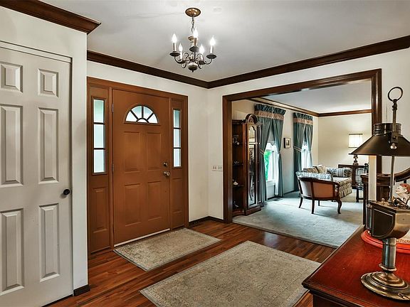 4th image of 135 Royal Gate Dr