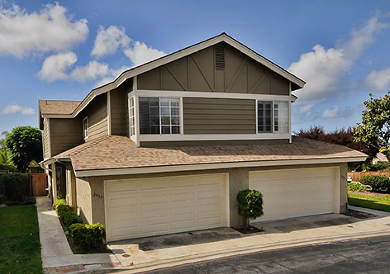 Freshly Painted 2BR/2.5BA Condo with Peak a Boo Ocean View!! — Photo 1