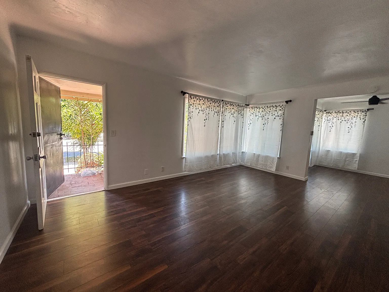 1 bed, 850 sqft, $2,200 — Photo 3