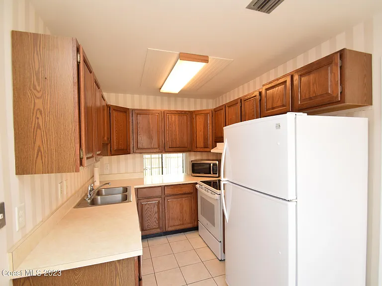 658 Atlantic Dr — Photo 16
