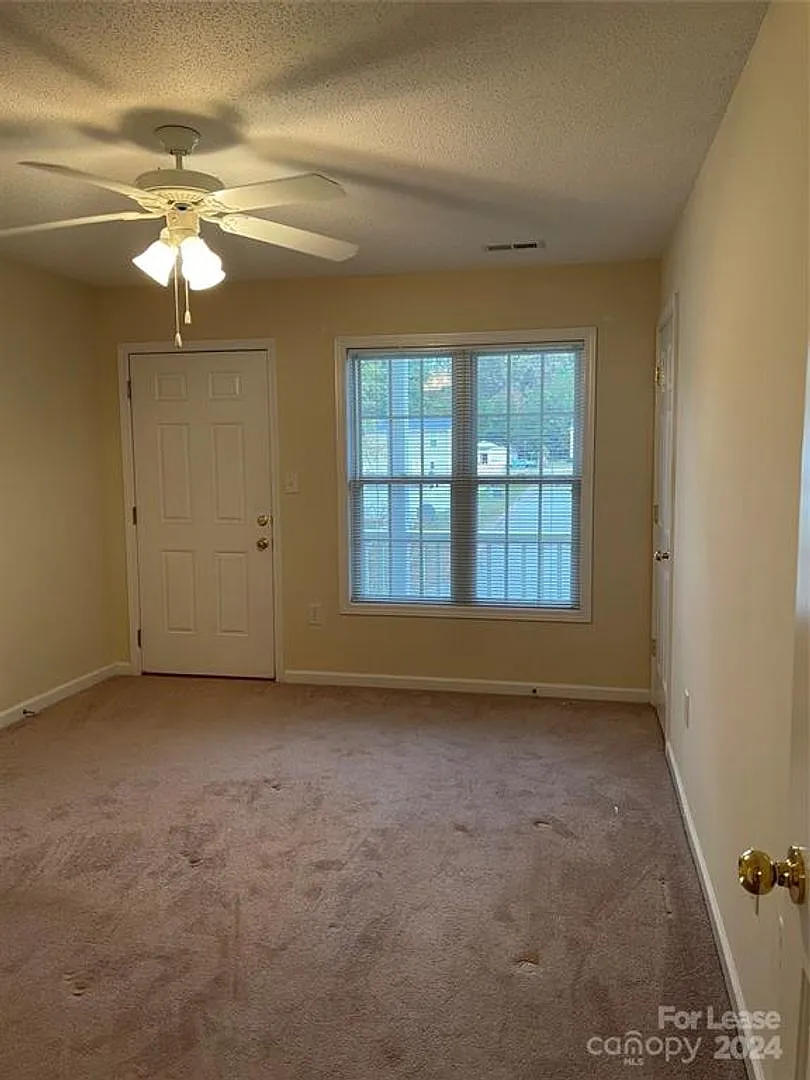 Charming 2 Bedroom Townhouse with Included Lawncare — Photo 4