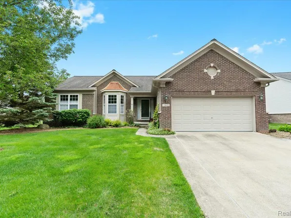 24650 Crystal Dr, Brownstown, MI 48134