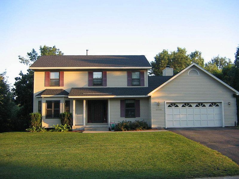 Front of the House : Beautiful front yard