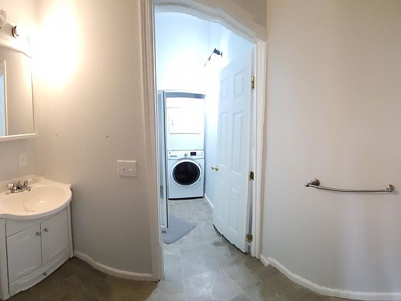 Large bathroom, with separate sink area