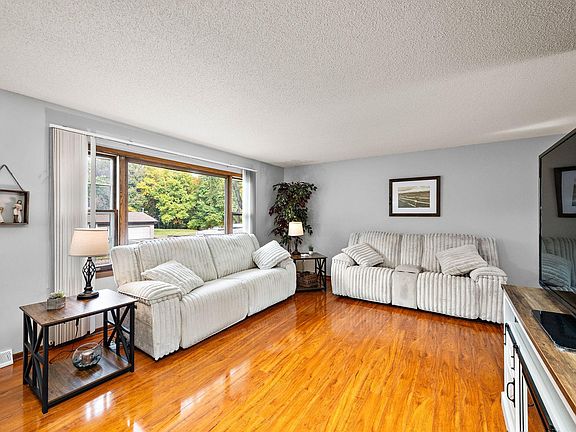 3rd image of 109 Oak Ave SW