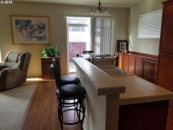 5th image of 1065 SE Portlandia Ave