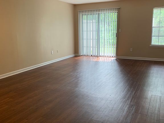 3rd image of 1076 Fountain Lake Dr