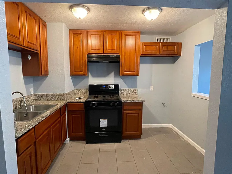 1535 N Fresno St — Photo 5