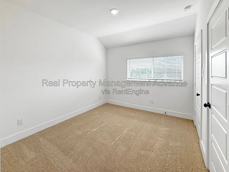 4400 Elm Springs St — Photo 17