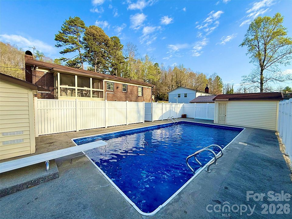 1st image of 902 Meadowood Dr NE