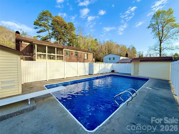 902 Meadowood Dr NE, Lenoir, NC 28645