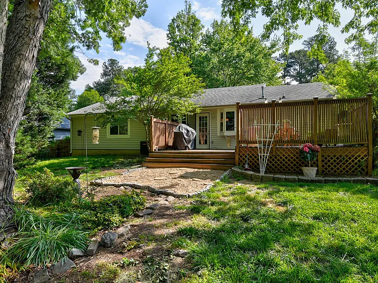 2598 Redfield Dr — Photo 21