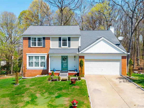 425 Thornridge Ct, Rochester Hills, MI 48307