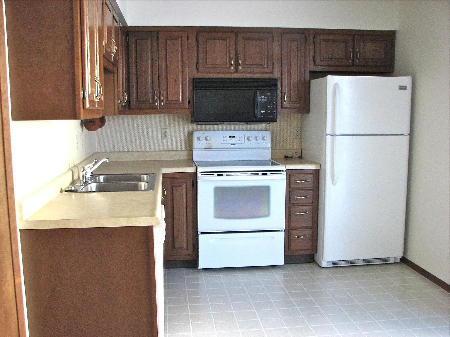 3 bed, 1500 sqft, $1,300 — Photo 2