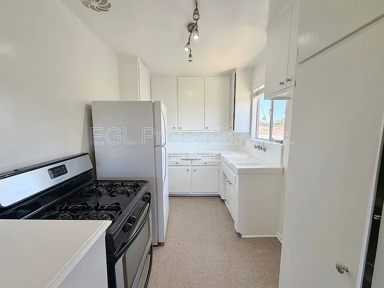 1168 N Curson Ave #12 — Photo 8
