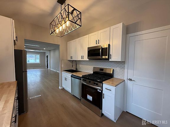 2nd image of 814 Hessian Ave