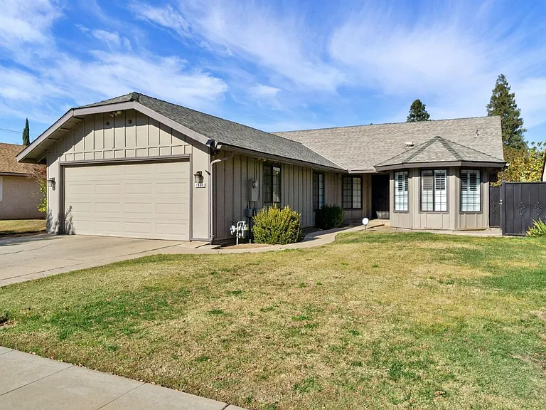 1050 E Fallbrook Ave — Photo 2