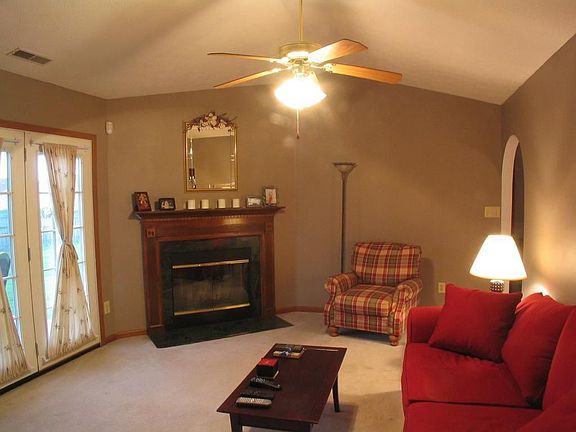 Great Rm w/ Cathedral Ceiling and Fireplace