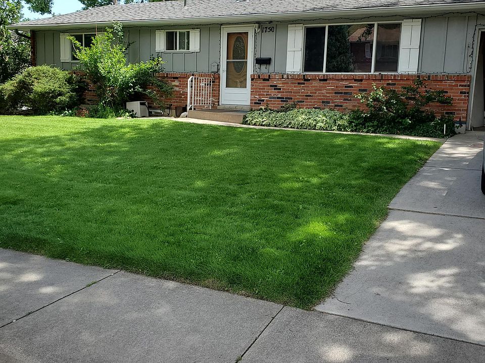 Front of house with one car garage