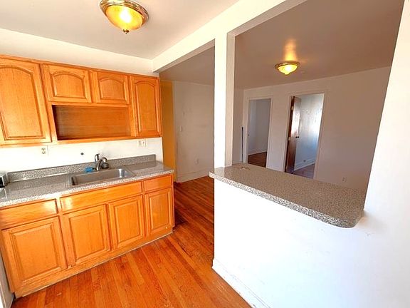 4th image of 2052 32nd St #3