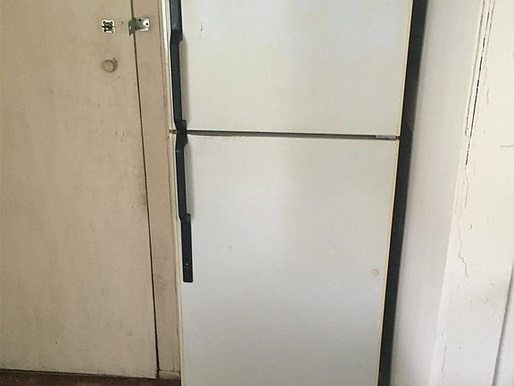 4th image of 215 Ash St