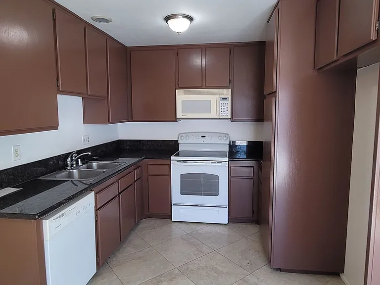 1017 Quiet Creek Ln — Photo 2