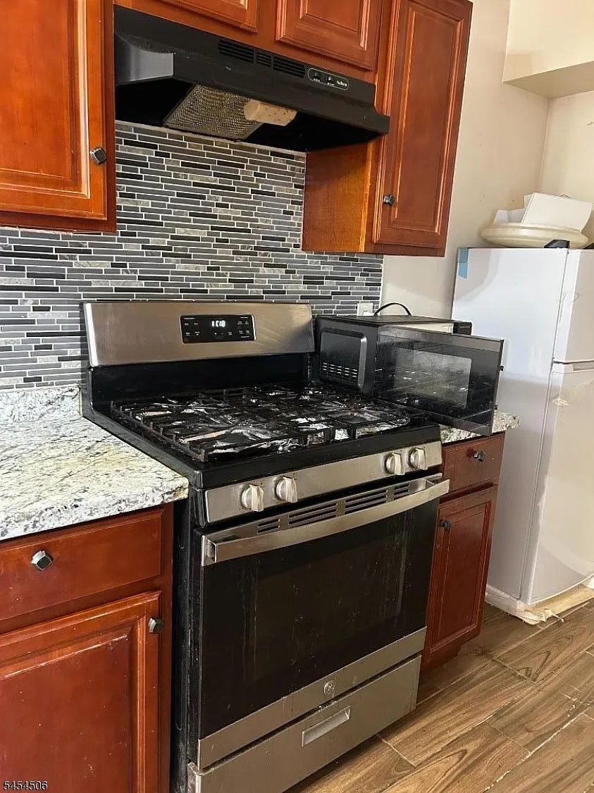 3 bed, 1.0 bath, $2,200 — Photo 1