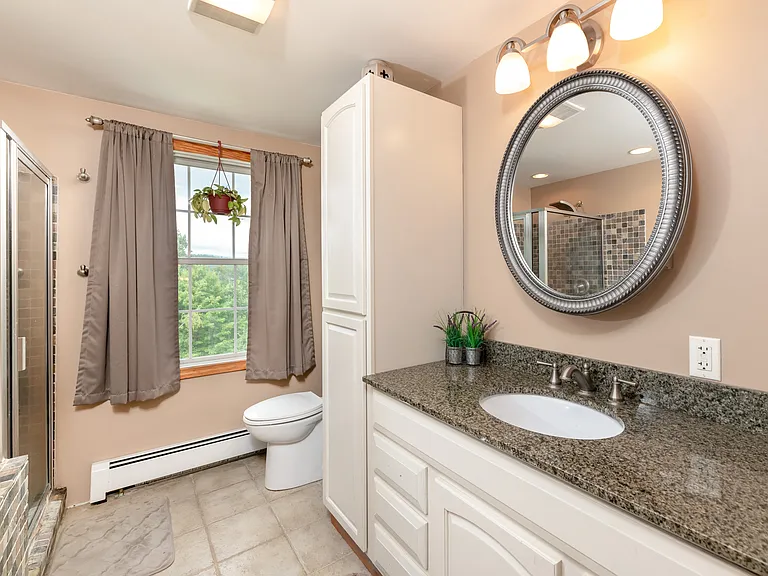Upstairs full bath
