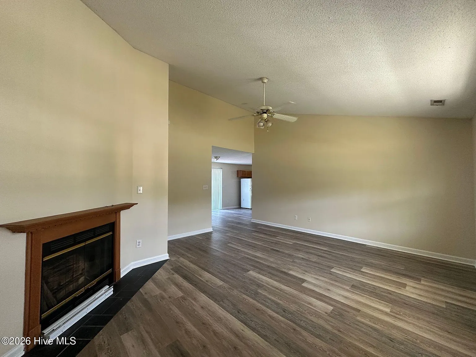 3 bed, 2.0 bath, 1400 sqft, $1,600 — Photo 3