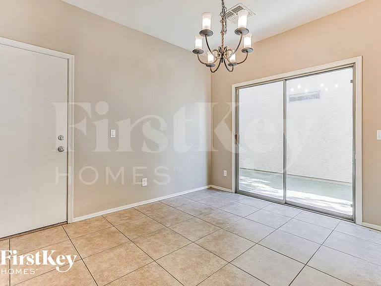 127 E Catclaw St — Photo 4