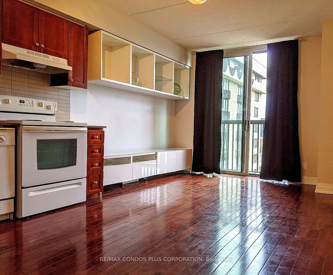 2737 Keele St — Photo 2