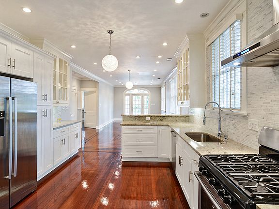 5th image of 233 Nashville Ave