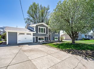 2415 N 2nd Ave E, Newton, IA 50208