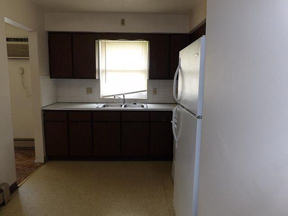 3rd image of 992 Patricia Dr APT 4