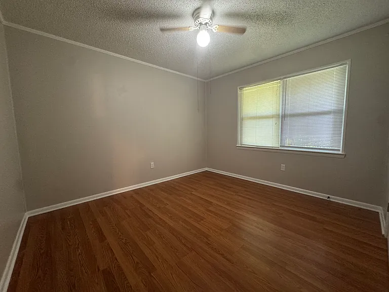 90 Andrews Ave — Photo 5