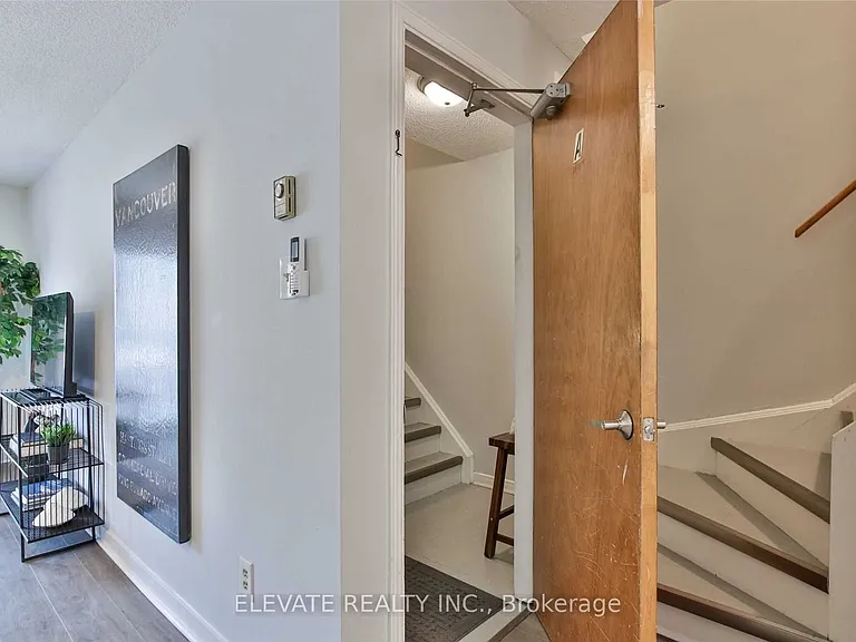 2131 Dufferin St — Photo 7