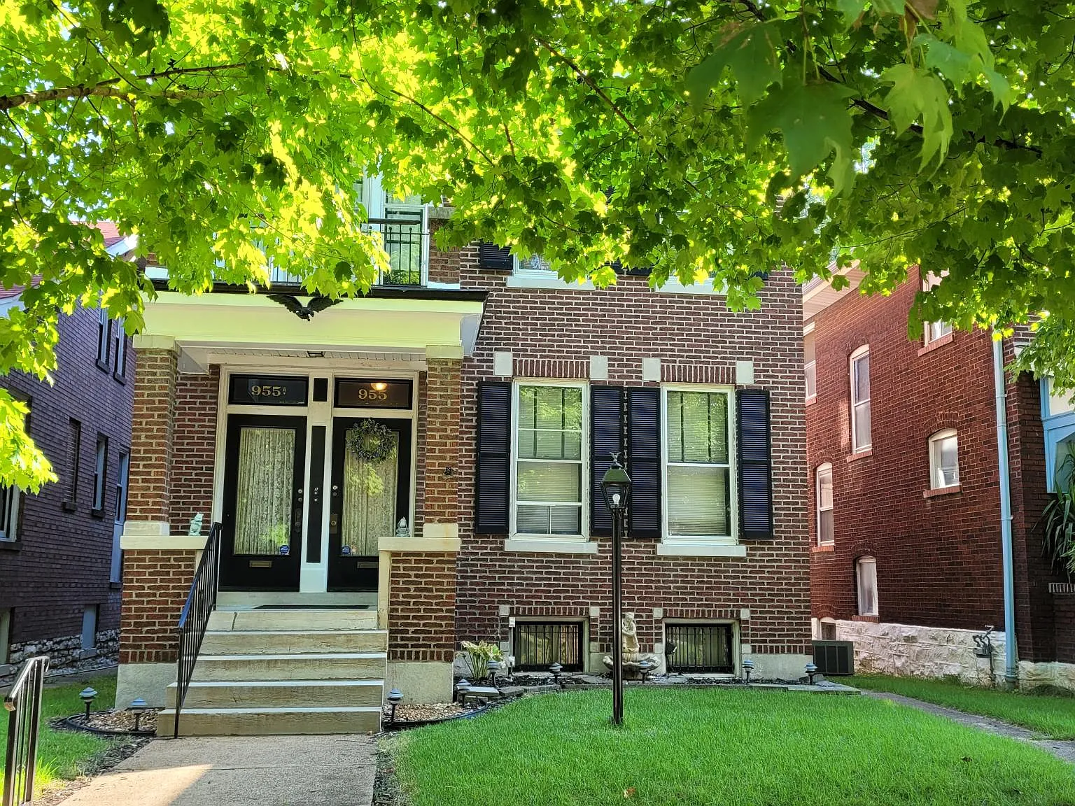 955 Dover Pl — Photo 2