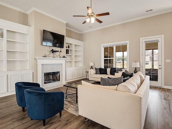 4th image of 637 Woodland Levee Way